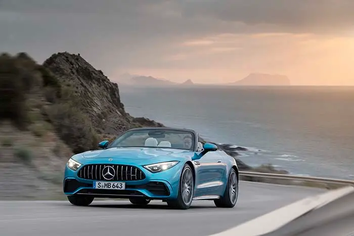 Mercedes-AMG SL 43 Roadster | Kraftstoffverbrauch kombiniert: 9,4-8,9 l/100 km | CO₂-Emissionen kombiniert: 214-201 g/km* Exterieur: Hyperblau metallic; Interieur: Leder Nappa Style kristallwei&szlig;.;Kraftstoffverbrauch kombiniert: 9,4-8,9 l/100 km | CO₂-Emissionen kombiniert: 214-201 g/km*

Mercedes-AMG SL 43 Roadster | fuel consumption combined: 9,4-8,9 l/100 km | CO₂-emissions combined: 214-201 g/km* exterior: hyperblue metallic; interior: leather nappa style crystal white.;Fuel consumption combined: 9,4-8,9 l/100 km | CO₂-emissions combined: 214-201 g/km*