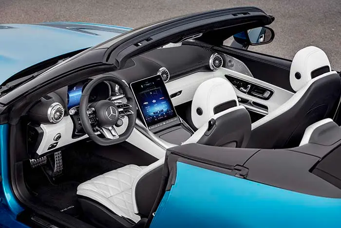 Mercedes-AMG SL 43 Roadster | Kraftstoffverbrauch kombiniert: 9,4-8,9 l/100 km | CO₂-Emissionen kombiniert: 214-201 g/km* Exterieur: Hyperblau metallic; Interieur: Leder Nappa Style kristallwei&szlig;.;Kraftstoffverbrauch kombiniert: 9,4-8,9 l/100 km | CO₂-Emissionen kombiniert: 214-201 g/km*

Mercedes-AMG SL 43 Roadster | fuel consumption combined: 9,4-8,9 l/100 km | CO₂-emissions combined: 214-201 g/km* exterior: hyperblue metallic; interior: leather nappa style crystal white.;Fuel consumption combined: 9,4-8,9 l/100 km | CO₂-emissions combined: 214-201 g/km*