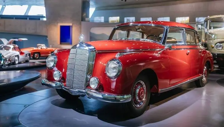 Mercedes-Benz 300 (W 186) aus dem Jahr 1952 im Mercedes-Benz Museum, Raum Mythos 4: Wunderjahre &ndash; Form und Vielfalt, 1945 bis 1960. Gesamtaufnahme von links vorn. Foto: Thomas Niederm&uuml;ller. (Fotosignatur der Archive von Mercedes-Benz Classic: D879038) 

Mercedes-Benz 300 (W 186) from 1952 in the Mercedes-Benz Museum, Legend Room 4: Post-war Miracle &ndash; Form and Diversity, 1945 to 1960. Overall view from the front left. Photo: Thomas Niederm&uuml;ller. (Photo index number in the Mercedes-Benz Classic Archive: D879038)