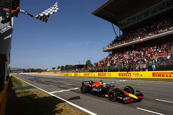 BARCELONA, SPAIN - MAY 22: Race winner Max Verstappen of the Netherlands driving the (1) Oracle Red Bull Racing RB18 takes the chequered flag during the F1 Grand Prix of Spain at Circuit de Barcelona-Catalunya on May 22, 2022 in Barcelona, Spain. (Photo by Mark Thompson/Getty Images)