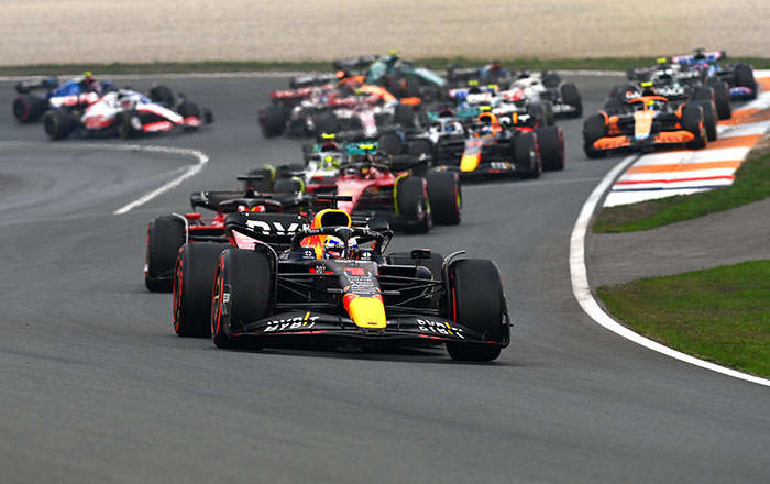 ZANDVOORT, NETHERLANDS - SEPTEMBER 04: Max Verstappen of the Netherlands driving the (1) Oracle Red Bull Racing RB18 leads Charles Leclerc of Monaco driving the (16) Ferrari F1-75 and the rest of the field on lap one during the F1 Grand Prix of The Netherlands at Circuit Zandvoort on September 04, 2022 in Zandvoort, Netherlands. (Photo by Dan Mullan/Getty Images)