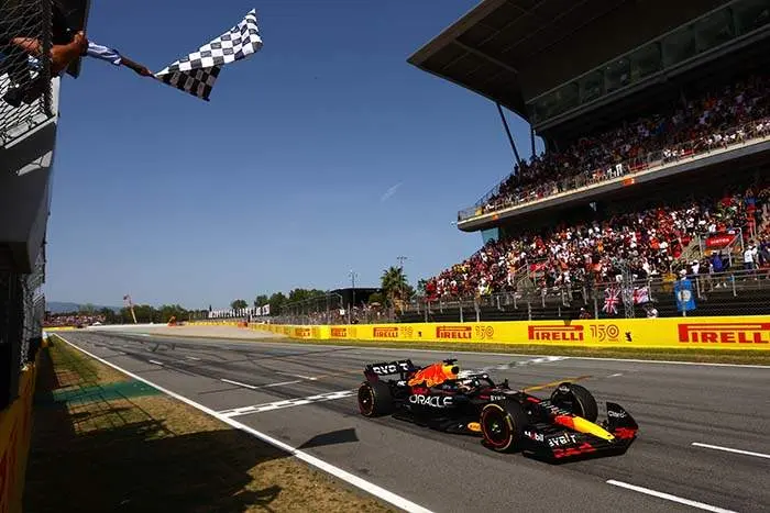 BARCELONA, SPAIN - MAY 22: Race winner Max Verstappen of the Netherlands driving the (1) Oracle Red Bull Racing RB18 takes the chequered flag during the F1 Grand Prix of Spain at Circuit de Barcelona-Catalunya on May 22, 2022 in Barcelona, Spain. (Photo by Mark Thompson/Getty Images)