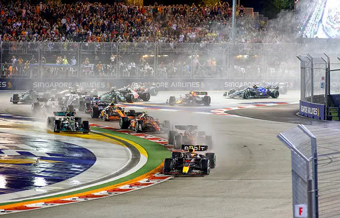 Formel 1 - Mercedes-AMG Petronas Motorsport, Gro&szlig;er Preis von Singapur 2022. Lewis Hamilton 

Formula One - Mercedes-AMG Petronas Motorsport, 2022 Singapore GP. Lewis Hamilton 