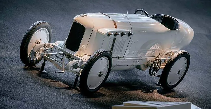 Mercedes-Benz Museum, Raum Mythos 7: Silberpfeile – Rennen und Rekorde. Benz 200 PS „Blitzen-Benz“. Ansicht von links vorn. 

Mercedes-Benz Museum, Legend Room 7: Silver Arrows – Races and Records. Benz 200 hp “Blitzen-Benz”. Front left view.