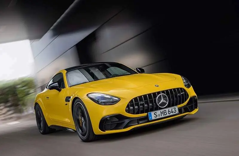 Mercedes-AMG GT 43; Exterieur: sonnengelb uni; Interieur: Leder Nappa sage grey (Energieverbrauch kombiniert 10,3 l/100 km, CO2-Emissionen kombiniert: 235 g/km, CO2-Klasse: G);Energieverbrauch kombiniert: 10,3 l/100 km, CO2-Emissionen kombiniert: 235 g/km, CO2-Klasse: G

Mercedes-AMG GT 43; Exterior: sun yellow; Interior: Nappa Leather sage grey/black (energy consumption, combined 10,3 l/100 km, CO₂ emissions combined: 235 g/km, CO₂-class: G);Combined energy consumption 10.3 l/100 km, combined CO2 emissions 235 g/km, CO2 class G