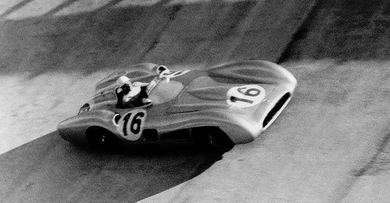 Gro&szlig;er Preis von Italien in Monza, 11. September 1955. Stirling Moss im Mercedes-Benz Formel-1-Rennwagen W 196 R mit Stromlinienkarosserie (Startnummer 16) in der Steilkurve. (Fotosignatur der Mercedes-Benz Classic Archive: R7986) 

Italy Grand Prix at Monza, 11 September 1955. Stirling Moss in the Mercedes-Benz W 196 R Formula One racing car with a streamlined body (starting number 16) in the banked corner. (Photo signature of the Mercedes-Benz Classic Archive: R7986)
