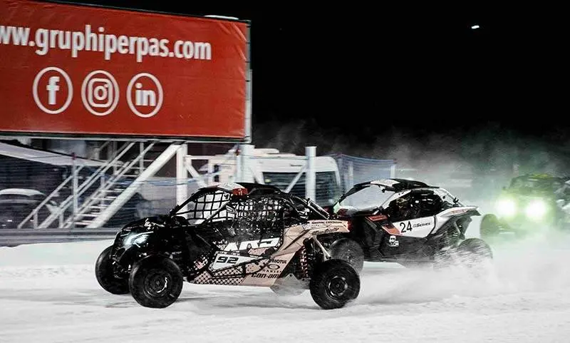 Las GSeries nacen de la pasi&oacute;n por el motorsport que siempre ha habido en Andorra. Los inicios se remontan a 1996, cuando se celebraron las primeras carreras sobre hielo, muy cerca de donde est&aacute; ubicado hoy nuestro Circuit. M&aacute;s de 25 a&ntilde;os despu&eacute;s, la competici&oacute;n se ha convertido en el campeonato sobre hielo de referencia en el sur de Europa.
Son 3 las categor&iacute;as participantes en el certamen, que cuenta una participaci&oacute;n media acumulada de m&aacute;s de 250 pilotos de diversas nacionalidades en las 4 carreras de cada temporada.
La Clio Ice Trophy ser&aacute; la puerta de entrada para los 2RM con el Clio Rally 5 en formato monomarca y los Side by Side y las motos completaran las parrillas de esta temporada.