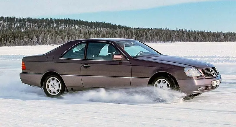 Mercedes-Benz S-Klasse Coup&eacute; der Baureihe 140 mit Elektronischem Stabilit&auml;tsprogramm ESP&reg;. Foto aus dem Jahr 1995 bei der Pr&auml;sentation in Arjeplog, Schweden. (Fotosignatur der Mercedes-Benz Classic Archive: A95F52) 

Mercedes-Benz S-Class Coup&eacute; of the 140 model series with the ESP&reg; Electronic Stability Program. Photo from 1995 at the presentation in Arjeplog, Sweden. (Photo index number in the Mercedes-Benz Classic Archives: A95F52)