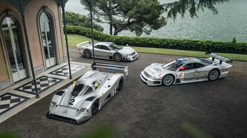 Mercedes-Benz C 11 Rennsportwagen von 1990, CLK GTR Rennsportwagen von 1997 und CLK GTR Coup&eacute; Supersportwagen von 1998 (von vorn nach hinten). Foto von FuoriConcorso am Comer See, 24./25. Mai 2025 im Garten der Villa del Grumello. (Fotosignatur der Mercedes-Benz Classic Archive: D857749) 

Mercedes-Benz C 11 racing sports car from 1990, CLK GTR racing sports car from 1997 and CLK GTR Coup&eacute; super sports car from 1998 (from front to back). Photo taken at FuoriConcorso on Lake Como, 24/25 May 2025, in the gardens of Villa del Grumello. (Photo reference of the Mercedes-Benz Classic Archives: D857749)