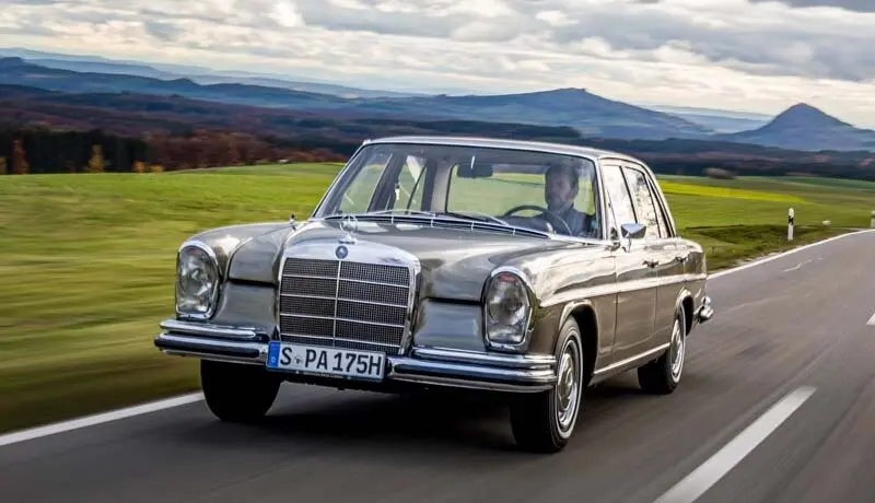 Mercedes-Benz 250 SE der Baureihe 108. Fahraufnahme von links vorn aus dem Jahr 2020. (Fotosignatur der Archive von Mercedes-Benz Classic: D694937) 

Mercedes-Benz 250 SE of the 108 model series. Driving shot from the left from the year 2020. (Photo index number in the Mercedes-Benz Classic Archive: D694937)