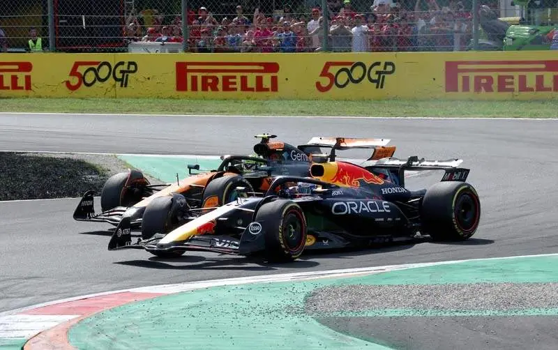 MONZA, ITALY - SEPTEMBER 07: Max Verstappen of the Netherlands driving the (1) Oracle Red Bull Racing RB21 and Lando Norris of Great Britain driving the (4) McLaren MCL39 Mercedes battle for track position during the F1 Grand Prix of Italy at Autodromo Nazionale Monza on September 07, 2025 in Monza, Italy. (Photo by Mark Thompson/Getty Images)