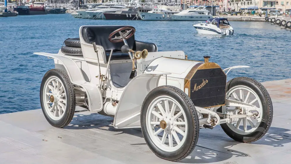 Mercedes-Simplex 40 PS, der Nachfolger des Mercedes 35 PS von 1900. Foto im Hafen von Nizza eines Fahrzeugs aus dem Baujahr 1903 von der Mercedes-Benz Classic Insight &bdquo;Die &Auml;ra Merc&eacute;d&egrave;s&ldquo; im April 2017. (Fotosignatur der Mercedes-Benz Classic Archive: D368751) 

Mercedes-Simplex 40 hp, successor of the Mercedes 35 hp from 1900. Photo of the 1903 model by the harbour in Nice during the Mercedes-Benz Classic Insight event &ldquo;The Merc&eacute;d&egrave;s Era&rdquo; in April 2017. (Photo signature in the Mercedes-Benz Classic archives: D368751)
