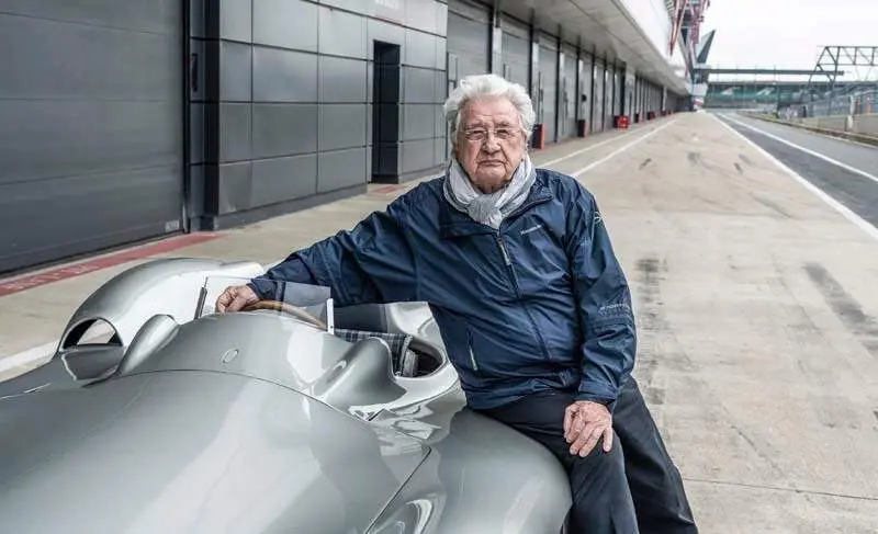 Hans Herrmann, Mercedes-Benz Werksrennfahrer in den Jahren 1954 und 1955. Foto von der Mercedes-Benz Classic Insight &bdquo;125 Jahre Motorsport&ldquo; im April 2019 in Silverstone/Gro&szlig;britannien. (Fotosignatur der Mercedes-Benz Classic Archive: D595869) 

Hans Herrmann, Mercedes-Benz works racing driver in 1954 and 1955. Photo from the Mercedes-Benz Classic Insight "125 Years of Motorsport" in April 2019 in Silverstone, Great Britain. (Photo index number in the Mercedes-Benz Classic Archive: D595869)