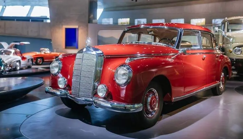 Mercedes-Benz 300 (W 186) aus dem Jahr 1952 im Mercedes-Benz Museum, Raum Mythos 4: Wunderjahre &ndash; Form und Vielfalt, 1945 bis 1960. Gesamtaufnahme von links vorn. Foto: Thomas Niederm&uuml;ller. (Fotosignatur der Archive von Mercedes-Benz Classic: D879038) 

Mercedes-Benz 300 (W 186) from 1952 in the Mercedes-Benz Museum, Legend Room 4: Post-war Miracle &ndash; Form and Diversity, 1945 to 1960. Overall view from the front left. Photo: Thomas Niederm&uuml;ller. (Photo index number in the Mercedes-Benz Classic Archive: D879038)