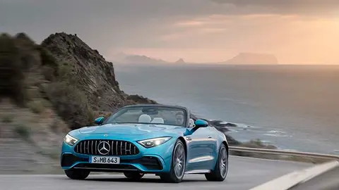 Mercedes-AMG SL 43 Roadster | Kraftstoffverbrauch kombiniert: 9,4-8,9 l/100 km | CO₂-Emissionen kombiniert: 214-201 g/km* Exterieur: Hyperblau metallic; Interieur: Leder Nappa Style kristallwei&szlig;.;Kraftstoffverbrauch kombiniert: 9,4-8,9 l/100 km | CO₂-Emissionen kombiniert: 214-201 g/km*

Mercedes-AMG SL 43 Roadster | fuel consumption combined: 9,4-8,9 l/100 km | CO₂-emissions combined: 214-201 g/km* exterior: hyperblue metallic; interior: leather nappa style crystal white.;Fuel consumption combined: 9,4-8,9 l/100 km | CO₂-emissions combined: 214-201 g/km*