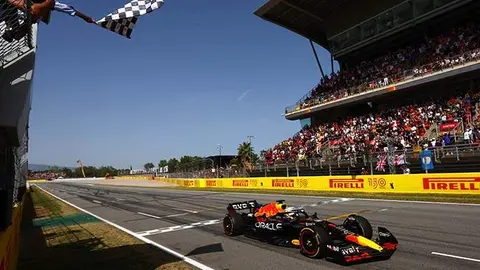 BARCELONA, SPAIN - MAY 22: Race winner Max Verstappen of the Netherlands driving the (1) Oracle Red Bull Racing RB18 takes the chequered flag during the F1 Grand Prix of Spain at Circuit de Barcelona-Catalunya on May 22, 2022 in Barcelona, Spain. (Photo by Mark Thompson/Getty Images)