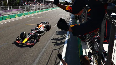BAKU, AZERBAIJAN - JUNE 12: Race winner Max Verstappen of the Netherlands driving the (1) Oracle Red Bull Racing RB18 passes his team celebrating on the pitwall during the F1 Grand Prix of Azerbaijan at Baku City Circuit on June 12, 2022 in Baku, Azerbaijan. (Photo by Mark Thompson/Getty Images)