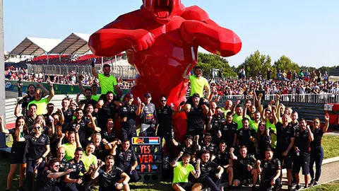 LE CASTELLET, FRANCE - JULY 24: Race winner Max Verstappen of the Netherlands and Oracle Red Bull Racing celebrates with his team after the F1 Grand Prix of France at Circuit Paul Ricard on July 24, 2022 in Le Castellet, France. (Photo by Mark Thompson/Getty Images)