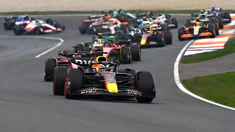 ZANDVOORT, NETHERLANDS - SEPTEMBER 04: Max Verstappen of the Netherlands driving the (1) Oracle Red Bull Racing RB18 leads Charles Leclerc of Monaco driving the (16) Ferrari F1-75 and the rest of the field on lap one during the F1 Grand Prix of The Netherlands at Circuit Zandvoort on September 04, 2022 in Zandvoort, Netherlands. (Photo by Dan Mullan/Getty Images)