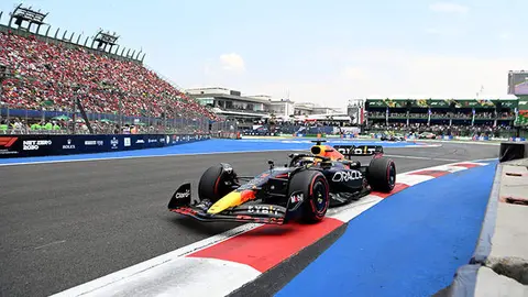 AUTODROMO HERMANOS RODRIGUEZ, MEXICO - OCTOBER 30: Max Verstappen, Red Bull Racing RB18 during the Mexico City GP at Autodromo Hermanos Rodriguez on Sunday October 30, 2022 in Mexico City, Mexico. (Photo by Mark Sutton / LAT Images)