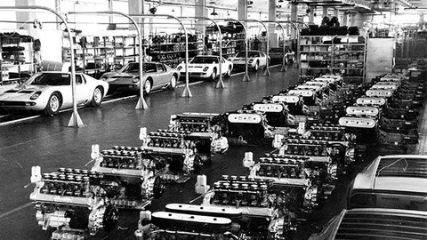 foto storiche bn linea di montaggio Miura P400  e motori