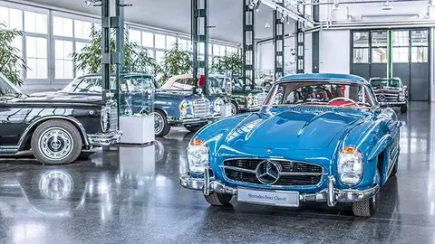 Mercedes-Benz Classic Center in Fellbach. Ausstellungsraum mit Mercedes-Benz 300 SL Roadster (W 198) im Vordergrund. (Fotosignatur der Mercedes-Benz Classic Archive: D357394) 

Mercedes-Benz Classic Centre in Fellbach. Showroom with Mercedes-Benz 300 SL Roadster (W 198) in the foreground. (Photo of the Mercedes-Benz Classic Archive: D357394)