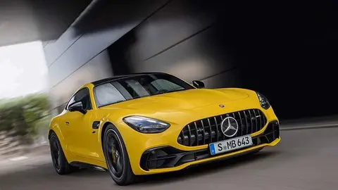 Mercedes-AMG GT 43; Exterieur: sonnengelb uni; Interieur: Leder Nappa sage grey (Energieverbrauch kombiniert 10,3 l/100 km, CO2-Emissionen kombiniert: 235 g/km, CO2-Klasse: G);Energieverbrauch kombiniert: 10,3 l/100 km, CO2-Emissionen kombiniert: 235 g/km, CO2-Klasse: G

Mercedes-AMG GT 43; Exterior: sun yellow; Interior: Nappa Leather sage grey/black (energy consumption, combined 10,3 l/100 km, CO₂ emissions combined: 235 g/km, CO₂-class: G);Combined energy consumption 10.3 l/100 km, combined CO2 emissions 235 g/km, CO2 class G