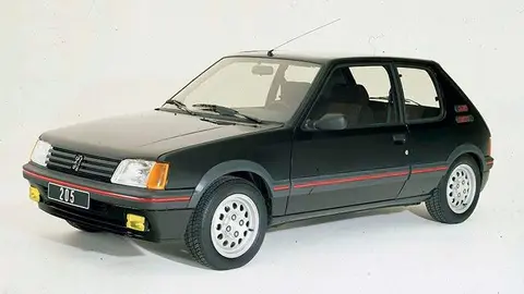 Photographie en studio d'une Peugeot 205 GTI en 1983. Utilisation &Egrave;ditoriale uniquement, nous contacter pour toute autre utilisation