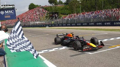IMOLA, ITALY - MAY 19: Race winner Max Verstappen of the Netherlands driving the (1) Oracle Red Bull Racing RB20 takes the chequered flag during the F1 Grand Prix of Emilia-Romagna at Autodromo Enzo e Dino Ferrari Circuit on May 19, 2024 in Imola, Italy. (Photo by Clive Rose/Getty Images) // Getty Images / Red Bull Content Pool // SI202405190537 // Usage for editorial use only //