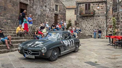 Mercedes-Benz 300 SL Coup&eacute; (W 198) mit der Startnummer 417. Foto von der 1000 Miglia im Jahr 2023. (Fotosignatur der Mercedes-Benz Classic Archive: D814897) 

Mercedes-Benz 300 SL Coup&eacute; (W 198) with the starting number 417. Photo of the 1000 Miglia in 2023. (Photo signature of the Mercedes-Benz Classic Archives: D814897)