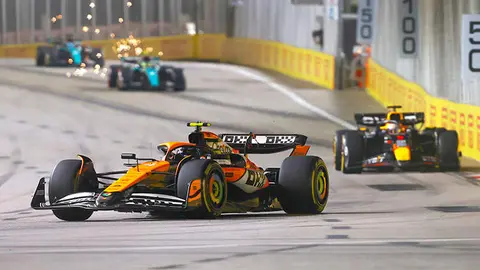MARINA BAY STREET CIRCUIT, SINGAPORE - SEPTEMBER 22: Lando Norris, McLaren MCL38, leads Max Verstappen, Red Bull Racing RB20 during the Singapore GP at Marina Bay Street Circuit on Sunday September 22, 2024 in Singapore, Singapore. (Photo by Andy Hone / LAT Images)
