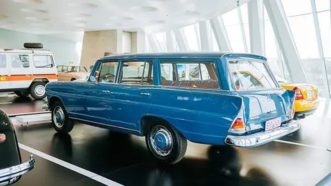 Mercedes-Benz Museum Raum Collection 5: Galerie der Alltagshelden. Mercedes-Benz 200 D Universal. Gesamtansicht von links hinten. (Fotosignatur der Mercedes-Benz Classic Archive: D830868) 

Mercedes-Benz Museum Collection Room 5: Gallery of everyday heroes. Mercedes-Benz 200 D Universal. Overall view from left rear. (Photo index number in the Mercedes-Benz Classic Archive: D830868)