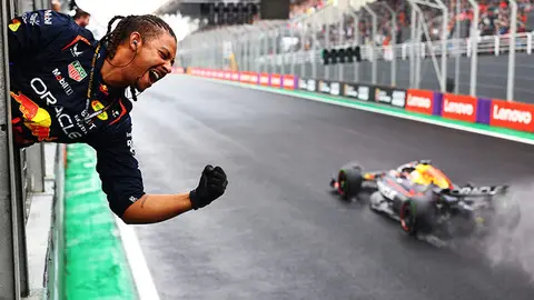 SAO PAULO, BRAZIL - NOVEMBER 03: An Oracle Red Bull Racing mechanic celebrates as Max Verstappen of the Netherlands and Oracle Red Bull Racing wins during the F1 Grand Prix of Brazil at Autodromo Jose Carlos Pace on November 03, 2024 in Sao Paulo, Brazil. (Photo by Mark Thompson/Getty Images) // Getty Images / Red Bull Content Pool // SI202411030602 // Usage for editorial use only //