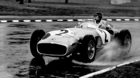 Mercedes-Benz W 196 R Grand-Prix-Rennwagen mit der Fahrgestellnummer 9. Eingesetzt in der Karosserievariante mit freistehenden R&auml;dern und dem 3-Liter-Motor des 300 SLR Rennsportwagens im Gro&szlig;en Preis von Buenos Aires. Das formelfreie Rennen findet in Buenos Aires, Argentinien, am 30. Januar 1955 statt. Foto des sp&auml;teren Siegers Juan Manuel Fangio (Startnummer 2) w&auml;hrend einer Trainingsfahrt. (Fotosignatur der Mercedes-Benz Classic Archive: R4359) 

Mercedes-Benz W 196 R Grand Prix racing car with chassis number 9. Used in the body variant with free-standing wheels and the 3-liter engine of the 300 SLR racing sports car in the Buenos Aires Grand Prix. The formula-free race takes place in Buenos Aires, Argentina, on 30 January 1955. Photo of the eventual winner Juan Manuel Fangio (starting number 2) during a practice drive. (Photo signature of the Mercedes-Benz Classic Archives: R4359)