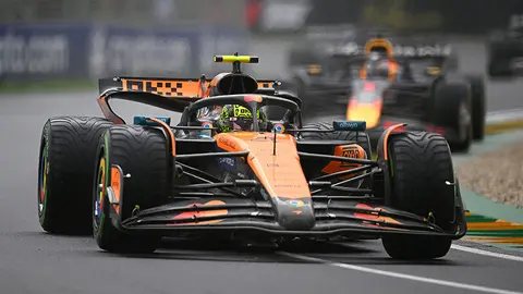 MELBOURNE, AUSTRALIA - MARCH 16: Lando Norris of Great Britain driving the (4) McLaren MCL39 Mercedes leads Max Verstappen of the Netherlands driving the (1) Oracle Red Bull Racing RB21 on track during the F1 Grand Prix of Australia at Albert Park Grand Prix Circuit on March 16, 2025 in Melbourne, Australia. (Photo by Clive Mason/Getty Images) // Getty Images / Red Bull Content Pool // SI202503160175 // Usage for editorial use only //