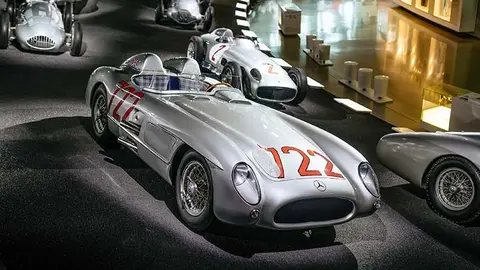 Mercedes-Benz Rennsportwagen 300&nbsp;SLR (W&nbsp;196&nbsp;S) mit der Startnummer&nbsp;722 im Mercedes-Benz Museum, Raum Mythos&nbsp;7: Silberpfeile&nbsp;&ndash; Rennen und Rekorde. Gesamtaufnahme von rechts vorn in der Rennkurve. Foto: Thomas Niederm&uuml;ller. (Fotosignatur der Mercedes-Benz Classic Archive: D851136) 

Mercedes-Benz 300&nbsp;SLR racing sports car (W&nbsp;196&nbsp;S) with number&nbsp;722 at the Mercedes-Benz Museum, Legend Room&nbsp;7: Silver Arrows&nbsp;&ndash; Races and Records. Full image from the front right in the racing curve. Photo: Thomas Niederm&uuml;ller. (Photo index number in the Mercedes-Benz Classic Archives: D851136)