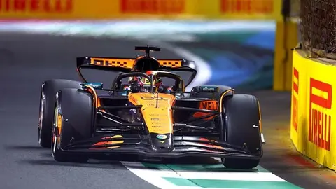 JEDDAH, SAUDI ARABIA - APRIL 20: Oscar Piastri of Australia driving the (81) McLaren MCL39 Mercedes on track during the F1 Grand Prix of Saudi Arabia at Jeddah Corniche Circuit on April 20, 2025 in Jeddah, Saudi Arabia. (Photo by Lars Baron/LAT Images)