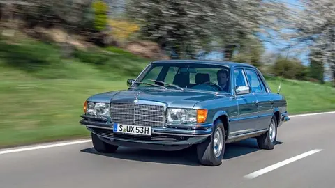 Mercedes-Benz 450 SEL 6.9 der Baureihe 116. Fahraufnahme von links vorn aus dem Jahr 2022. (Fotosignatur der Mercedes-Benz Classic Archive: D780527) 

Mercedes-Benz 450 SEL 6.9 of the 116 model series. Driving shot from left front from the year 2022. (Photo index number in the Mercedes-Benz Classic Archive: D780527)