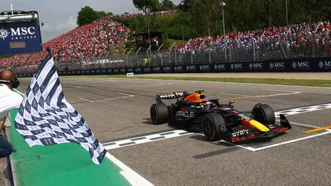 IMOLA, ITALY - MAY 19: Race winner Max Verstappen of the Netherlands driving the (1) Oracle Red Bull Racing RB20 takes the chequered flag during the F1 Grand Prix of Emilia-Romagna at Autodromo Enzo e Dino Ferrari Circuit on May 19, 2024 in Imola, Italy. (Photo by Clive Rose/Getty Images) // Getty Images / Red Bull Content Pool // SI202405190537 // Usage for editorial use only //
