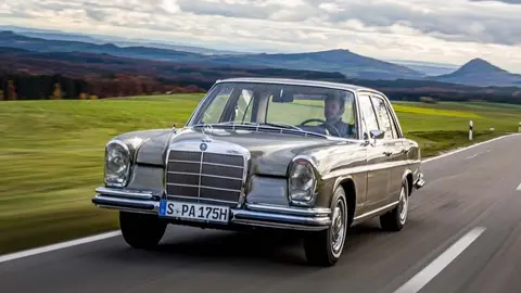 Mercedes-Benz 250 SE der Baureihe 108. Fahraufnahme von links vorn aus dem Jahr 2020. (Fotosignatur der Archive von Mercedes-Benz Classic: D694937) 

Mercedes-Benz 250 SE of the 108 model series. Driving shot from the left from the year 2020. (Photo index number in the Mercedes-Benz Classic Archive: D694937)