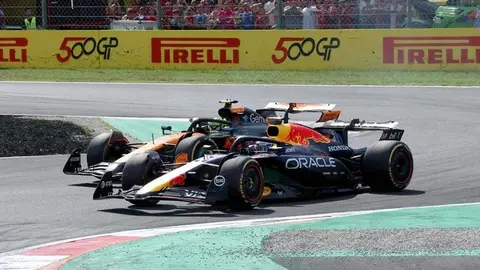 MONZA, ITALY - SEPTEMBER 07: Max Verstappen of the Netherlands driving the (1) Oracle Red Bull Racing RB21 and Lando Norris of Great Britain driving the (4) McLaren MCL39 Mercedes battle for track position during the F1 Grand Prix of Italy at Autodromo Nazionale Monza on September 07, 2025 in Monza, Italy. (Photo by Mark Thompson/Getty Images)