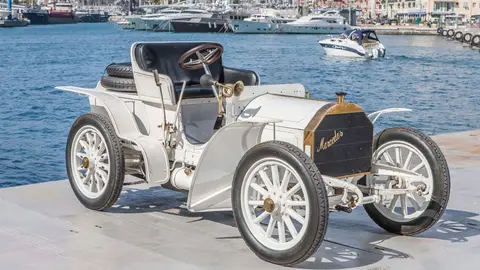 Mercedes-Simplex 40 PS, der Nachfolger des Mercedes 35 PS von 1900. Foto im Hafen von Nizza eines Fahrzeugs aus dem Baujahr 1903 von der Mercedes-Benz Classic Insight &bdquo;Die &Auml;ra Merc&eacute;d&egrave;s&ldquo; im April 2017. (Fotosignatur der Mercedes-Benz Classic Archive: D368751) 

Mercedes-Simplex 40 hp, successor of the Mercedes 35 hp from 1900. Photo of the 1903 model by the harbour in Nice during the Mercedes-Benz Classic Insight event &ldquo;The Merc&eacute;d&egrave;s Era&rdquo; in April 2017. (Photo signature in the Mercedes-Benz Classic archives: D368751)
