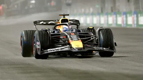 LAS VEGAS, NEVADA - NOVEMBER 21: Max Verstappen of the Netherlands driving the (1) Oracle Red Bull Racing RB21 on track during qualifying ahead of the F1 Grand Prix of Las Vegas at Las Vegas Strip Circuit on November 21, 2025 in Las Vegas, Nevada. (Photo by Sam Bagnall/Sutton Images) // Getty Images / Red Bull Content Pool // SI202511220170 // Usage for editorial use only //