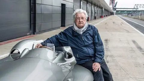 Hans Herrmann, Mercedes-Benz Werksrennfahrer in den Jahren 1954 und 1955. Foto von der Mercedes-Benz Classic Insight &bdquo;125 Jahre Motorsport&ldquo; im April 2019 in Silverstone/Gro&szlig;britannien. (Fotosignatur der Mercedes-Benz Classic Archive: D595869) 

Hans Herrmann, Mercedes-Benz works racing driver in 1954 and 1955. Photo from the Mercedes-Benz Classic Insight "125 Years of Motorsport" in April 2019 in Silverstone, Great Britain. (Photo index number in the Mercedes-Benz Classic Archive: D595869)