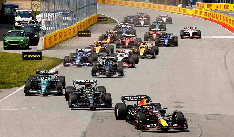 CIRCUIT GILLES-VILLENEUVE, CANADA - JUNE 18: Max Verstappen, Red Bull Racing RB19, leads Sir Lewis Hamilton, Mercedes F1 W14, Fernando Alonso, Aston Martin AMR23, George Russell, Mercedes F1 W14, Esteban Ocon, Alpine A523, and the rest of the field at the start during the Canadian GP at Circuit Gilles-Villeneuve on Sunday June 18, 2023 in Montreal, Canada. (Photo by Andy Hone / LAT Images)