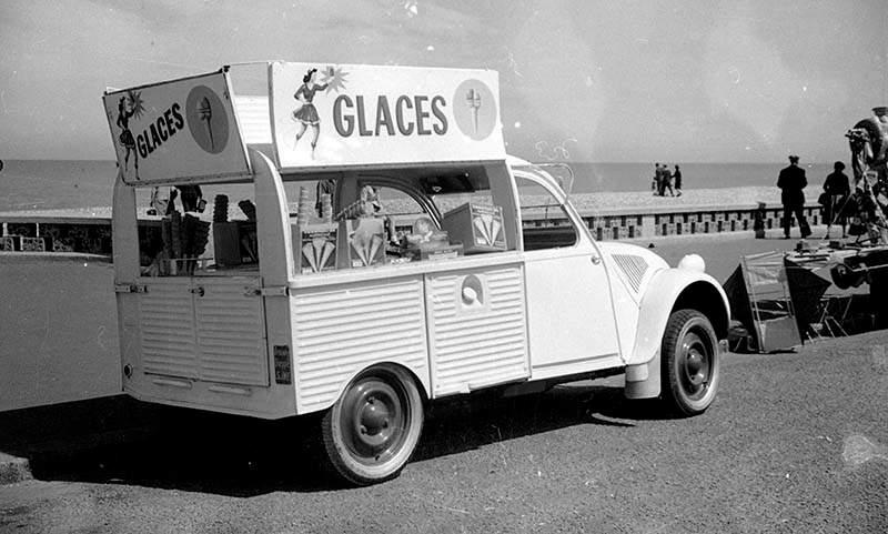 Stand de glaces installÈ dans une 2CV camionnette entre 1951 et 1952. Utilisation Èditoriale uniquement, nous contacter pour toute autre utilisation