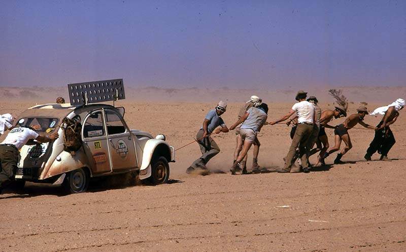 Afrique. 2CV participant au Raid Afrique poussÈe et tirÈe par des hommes dans le dÈsert en 1973. Utilisation Èditoriale uniquement, nous contacter pour toute autre utilisation