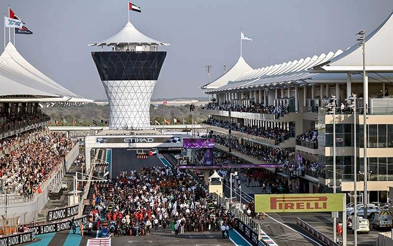 YAS MARINA CIRCUIT, UNITED ARAB EMIRATES - NOVEMBER 26: The grid before the race during the Abu Dhabi GP at Yas Marina Circuit on Sunday November 26, 2023 in Abu Dhabi, United Arab Emirates. (Photo by Simon Galloway / LAT Images)