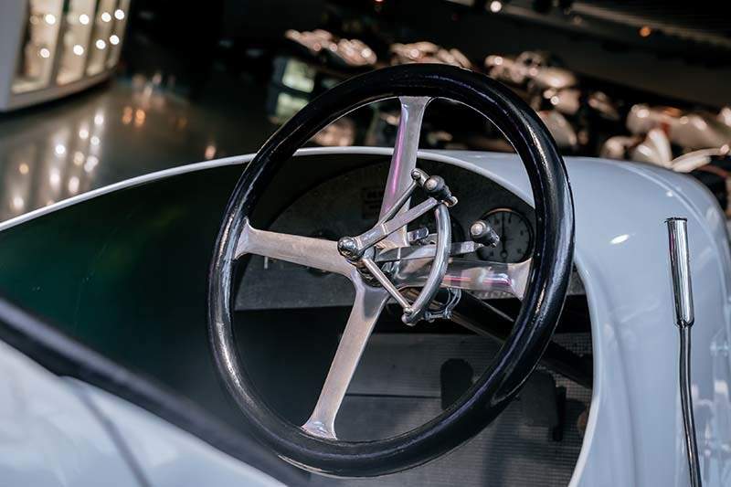 Mercedes-Benz Museum, Raum Mythos 7: Silberpfeile – Rennen und Rekorde. Benz 200 PS „Blitzen-Benz“. Detailansicht Lenkrad. 

Mercedes-Benz Museum, Legend Room 7: Silver Arrows – Races and Records. Benz 200 hp “Blitzen-Benz”. Detailed view of the steering wheel.