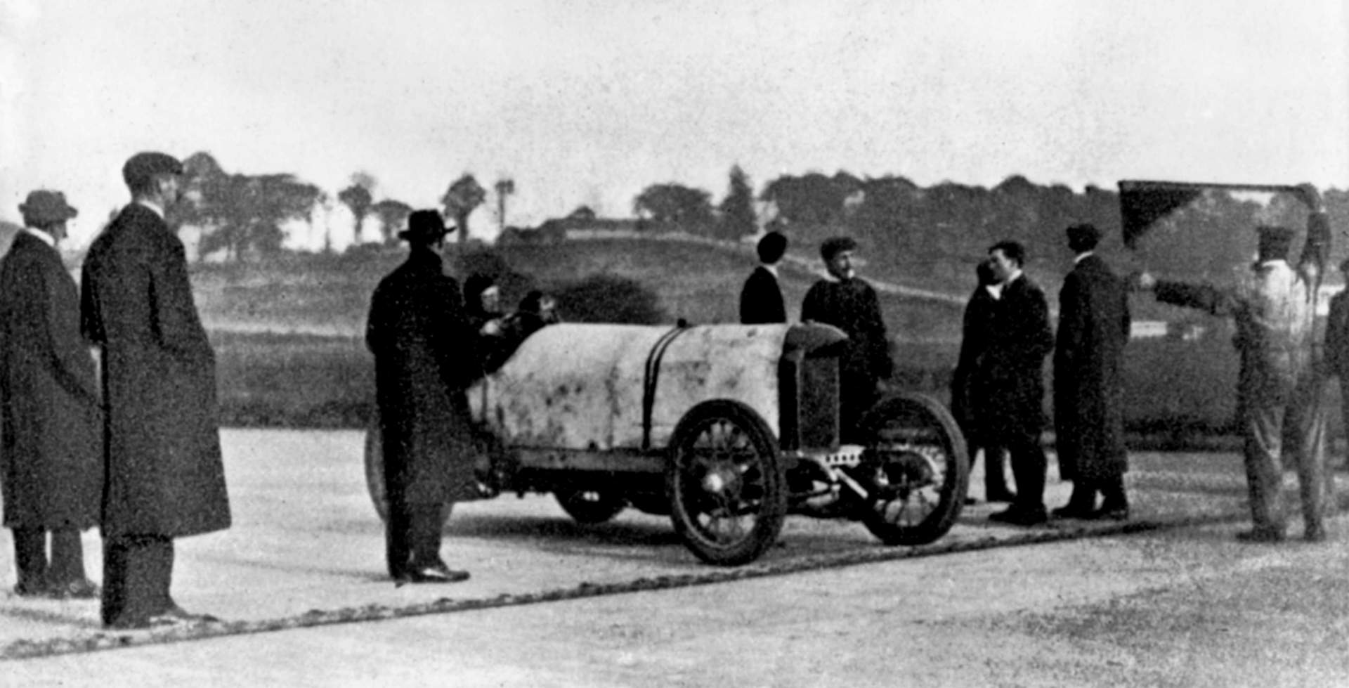 Brooklandsbahn, 8. November 1909. Victor Hémery stellt mit dem Benz 200 PS Rennwagen zwei neue Geschwindigkeitsrekorde auf: 205,666 km/h über eine halbe Meile und 202,648 km/h über einen Kilometer, beides mit fliegendem Start. (Fotosignatur der Mercedes-Benz Classic Archive: H3334)  

Brooklands racetrack, 8 November 1909. Victor Hémery sets two new speed records with the Benz 200 hp racing car: 205.666 km/h over half a mile and 202.648 km/h over one kilometre, both with a flying start. (Photo index number in the Mercedes-Benz Classic Archive: H3334)